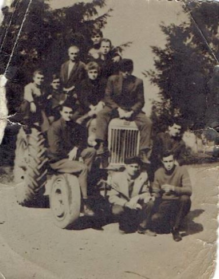 Franjo Dodlek i kolege na vozačkom ispitu za traktor, 1965.